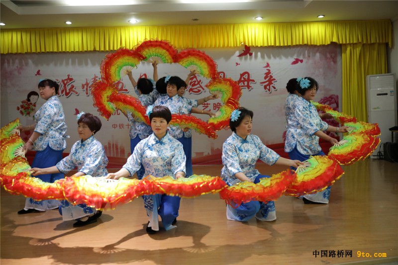 4、扇子舞《母亲》
