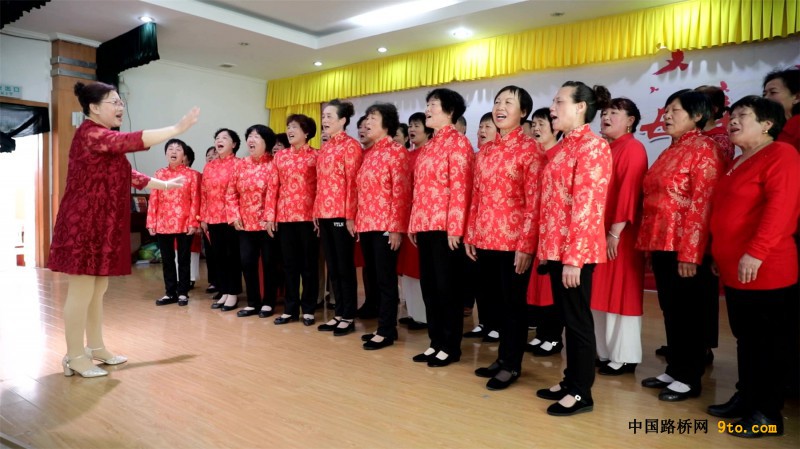 6、大合唱《最美的歌颂给妈妈》