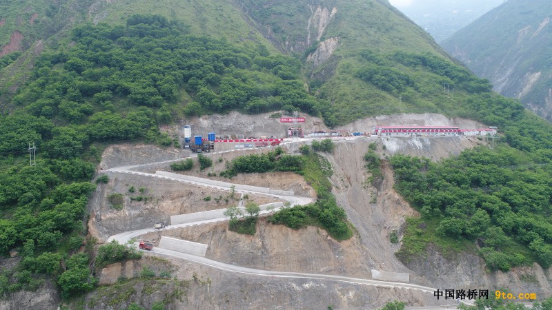 图2、红坪子隧道斜井及工班驻地