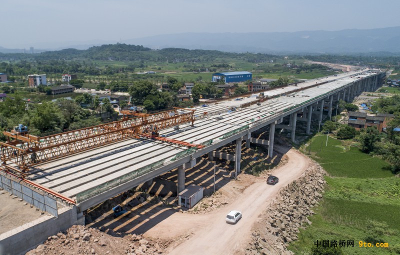图为：北新路桥重庆渝长高速公路扩能项目北城大道跨线桥T梁架设完成  雒焕鼎摄