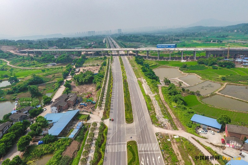图为：北新路桥重庆渝长高速公路扩能项目北城大道跨线桥T梁架设完成 雒焕鼎摄