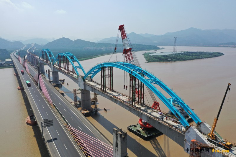 图4：灵江特大桥钢管拱全部合龙