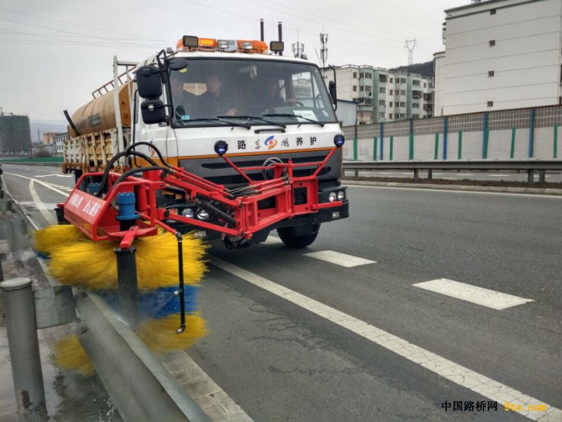 G30线连霍高速公路天定段机械清洗波形梁护栏