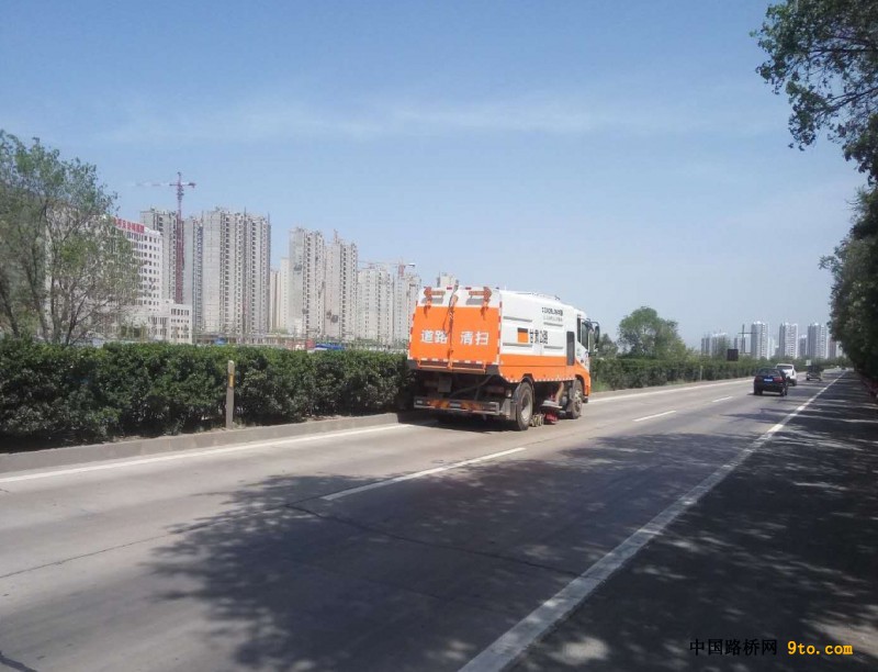 S16线天北高速公路路面清扫车清扫路面