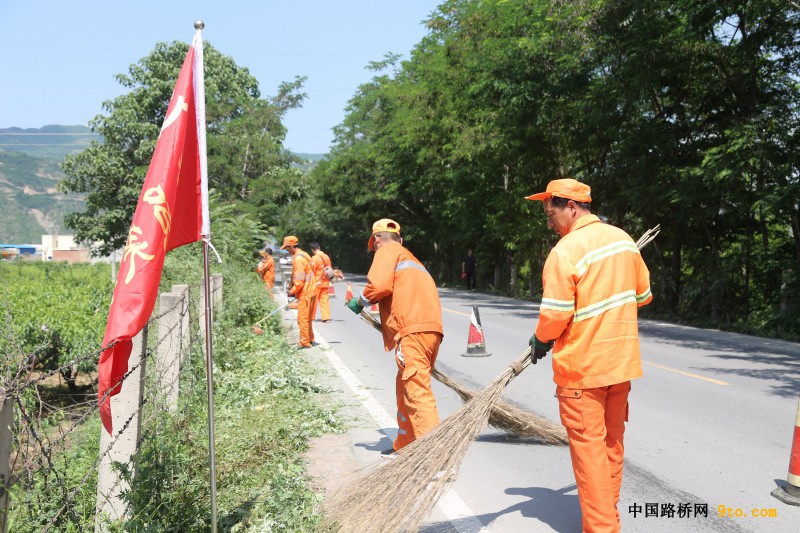 G310线连共公路铲除高草