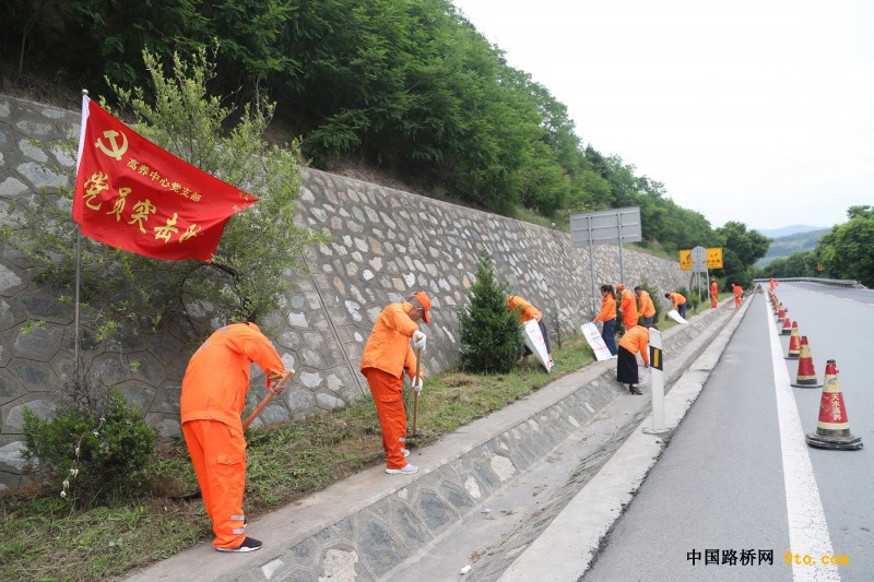 G247线景昭公路清理边沟和碎落台垃圾