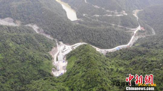 图为杭绍台高速大盘山特长隧道鸟瞰图。　项菁 摄