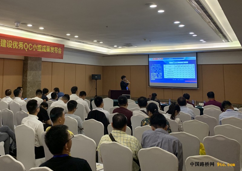 附图2：本次成果编写人何钐正在进行成果发布