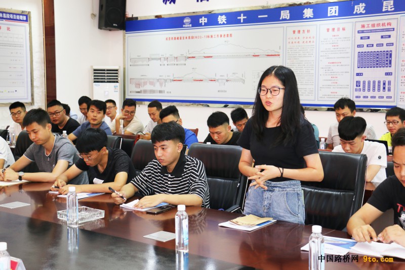 附图1：见面会上新学员做自我介绍