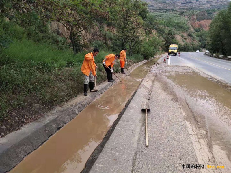 G247线景昭公路疏通边沟清理泥石流