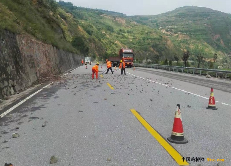 G310线连共公路清理落石