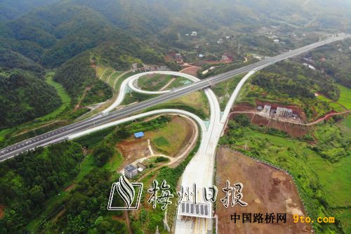 图为梅平高速公路长田收费站。（首席记者钟小丰摄）