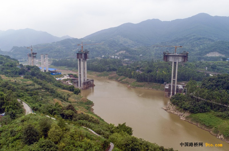 点击打开原图 图为:北新路桥渝长扩能项目御临河大桥施工现场 雒焕鼎摄