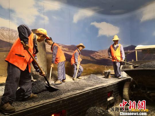 图为航拍陇南山区蜿蜒的高速公路气势壮观。　张宾 摄