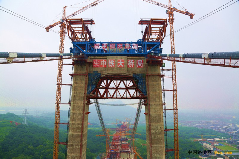 图3：五峰山长江大桥首台缆载起重机安装到位