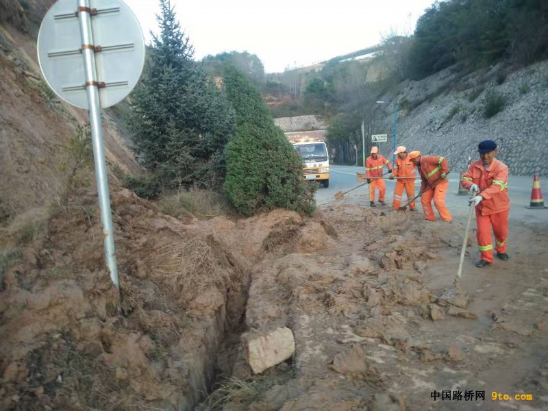 清理G247线景昭公路泥石流1