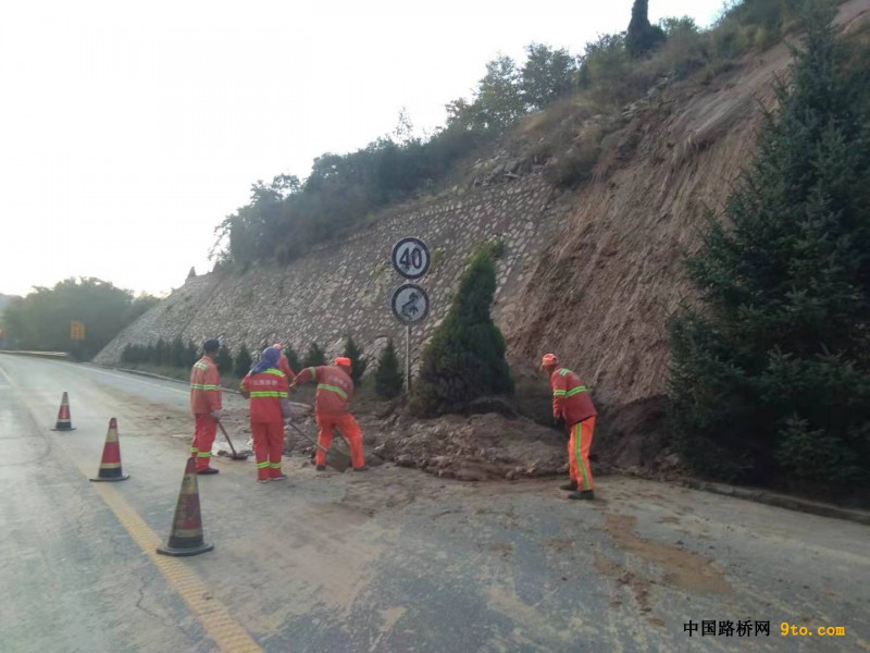 清理G247线景昭公路泥石流2