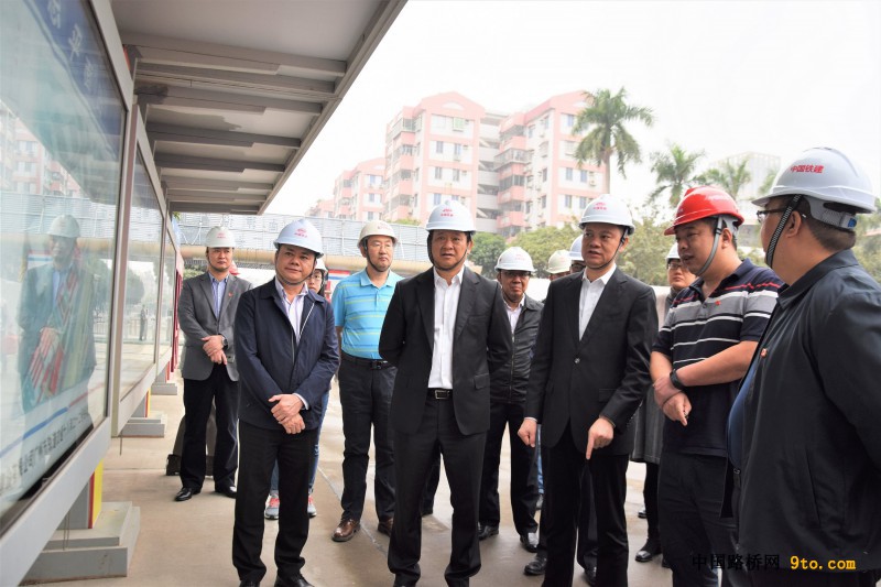 广州市委常委、政法委书记谢晓丹（右三）听取项目经理王强的汇报