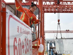 河北：“塔吊空姐”见证京雄高速建设日新月异