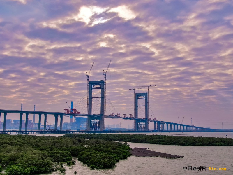 建设中的大桥
