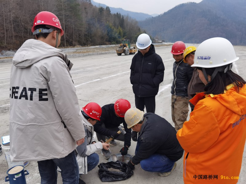 北新投资公司承建四川广平高速TJ06合同段节后复工交验路基 吴琴 摄