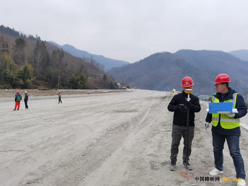 北新投资公司承建四川广平高速TJ06合同段节后复工进行交验路基 吴琴 摄