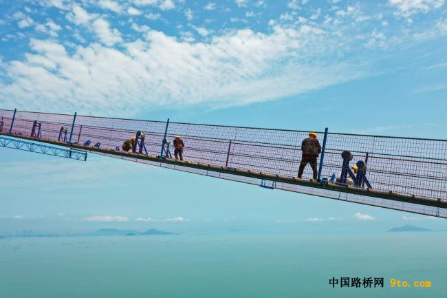 2-伶仃洋大桥主跨1666米，为世界最大跨径海中钢箱梁悬索桥。.JPG