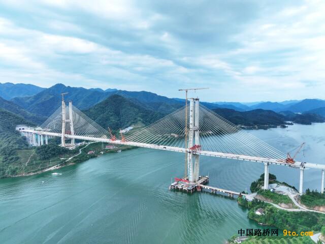 （7月7日，官新高速雪峰湖大桥成功合龙。图片均为湖南日报全媒体记者 童迪 摄）