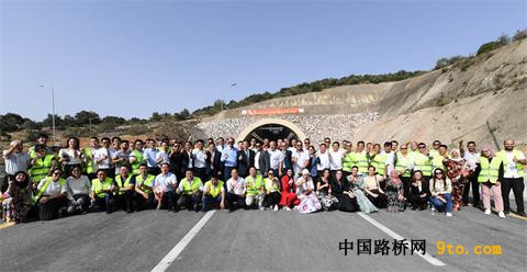 1689312294829425,w_480