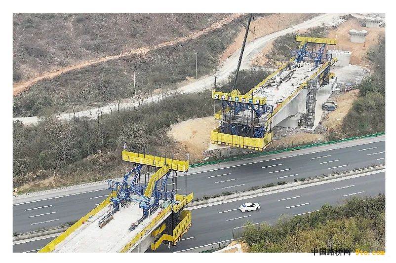 ▲庐山桥梁群其他4次跨越杭瑞高速公路的施工正在紧锣密鼓进行中。