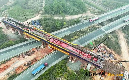 ▲庐山桥梁群正在进行首次跨越杭瑞高速公路施工。（胡国林摄）