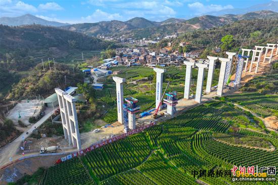 百色巴马机场高速公路朔乐大桥。