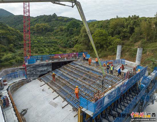 苍梧至容县高速公路苍容浔江大桥首个锚碇顺利浇筑现场。