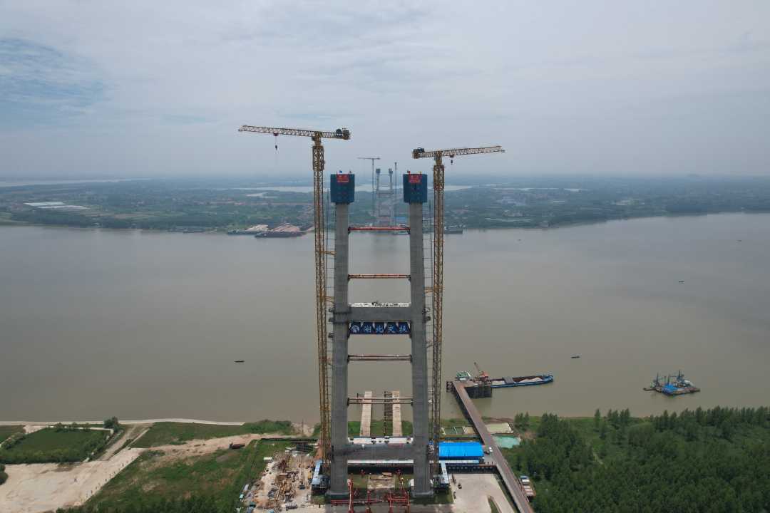 6月2日，湖北省第40座、武汉市第12座长江大桥&mdash;&mdash;武汉双柳长江大桥主塔全部封顶。许豹摄