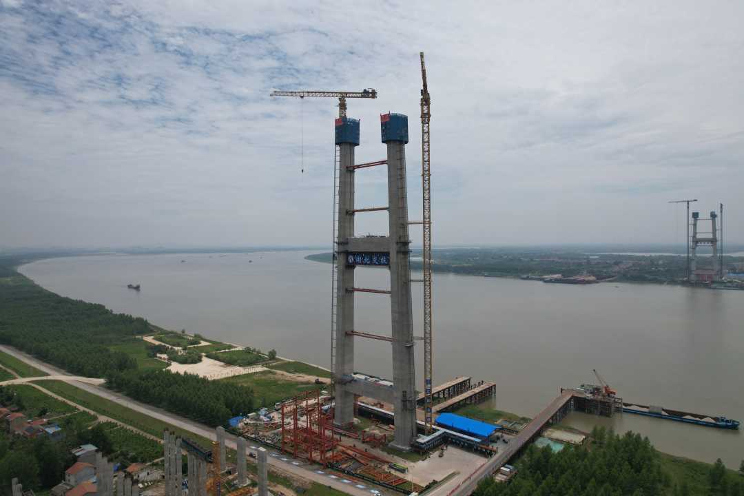 6月2日，湖北省第40座、武汉市第12座长江大桥&mdash;&mdash;武汉双柳长江大桥主塔全部封顶。许豹摄